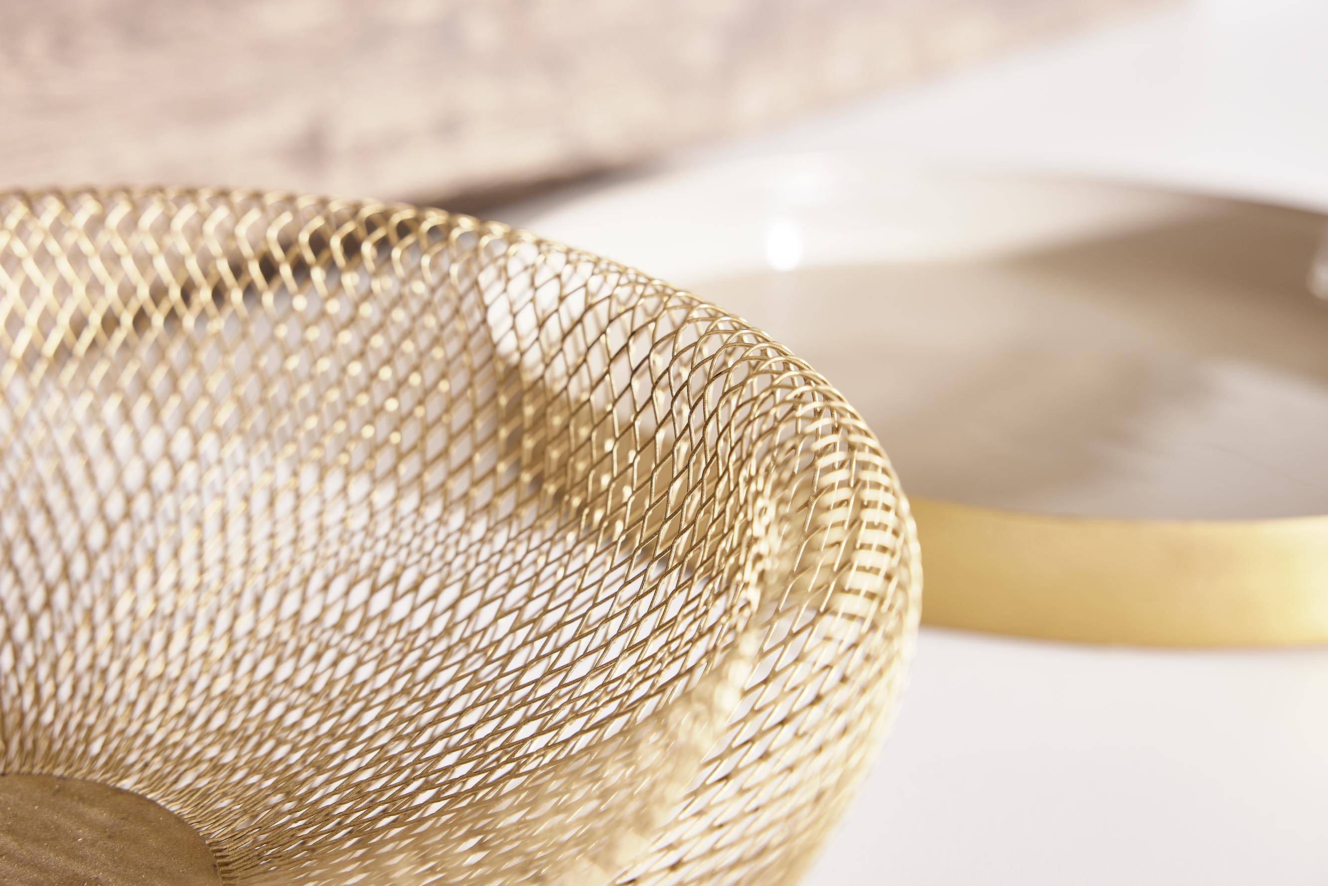 NOBILIA Alpinweiß Moodshot - Metalschale aus goldenem Draht als Fokus-/Detailaufnahme mit weichgezeichnetem Hintergrund