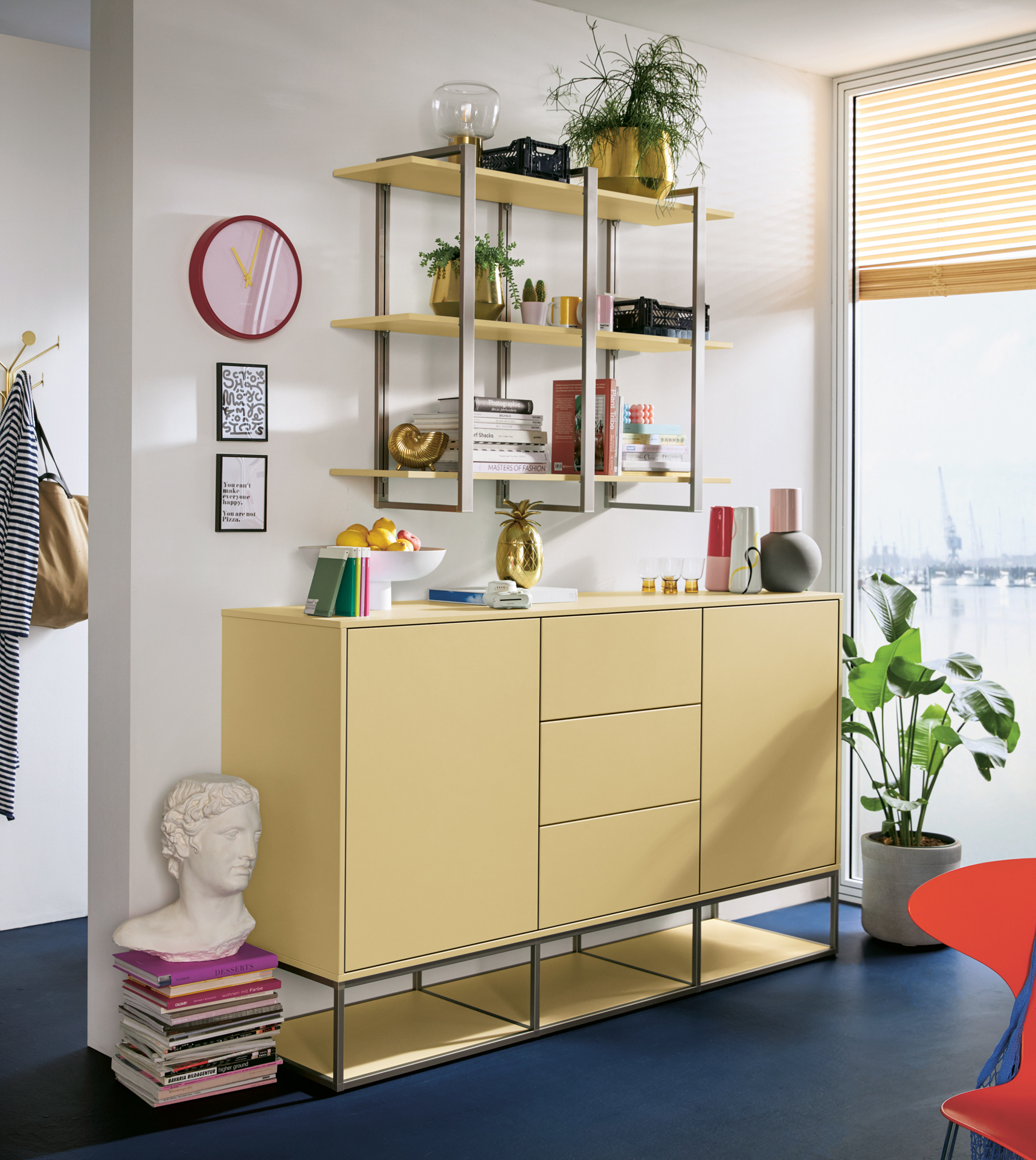 griffloses Schüller Sideboard auf silbernem Rahmensockel in Beige