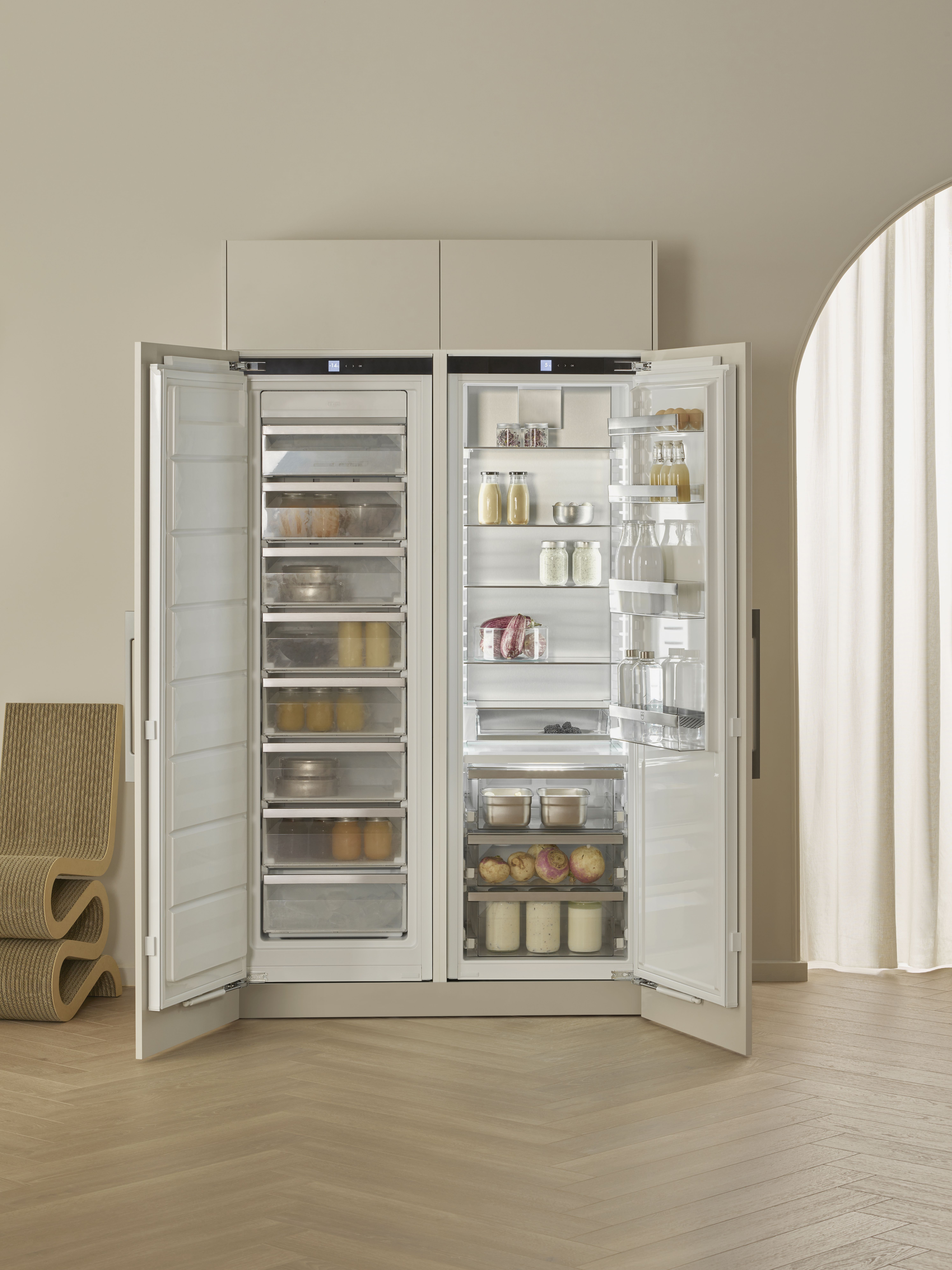 V-ZUG Kühl-Gefrier-Kombination Side by Side geöffnet