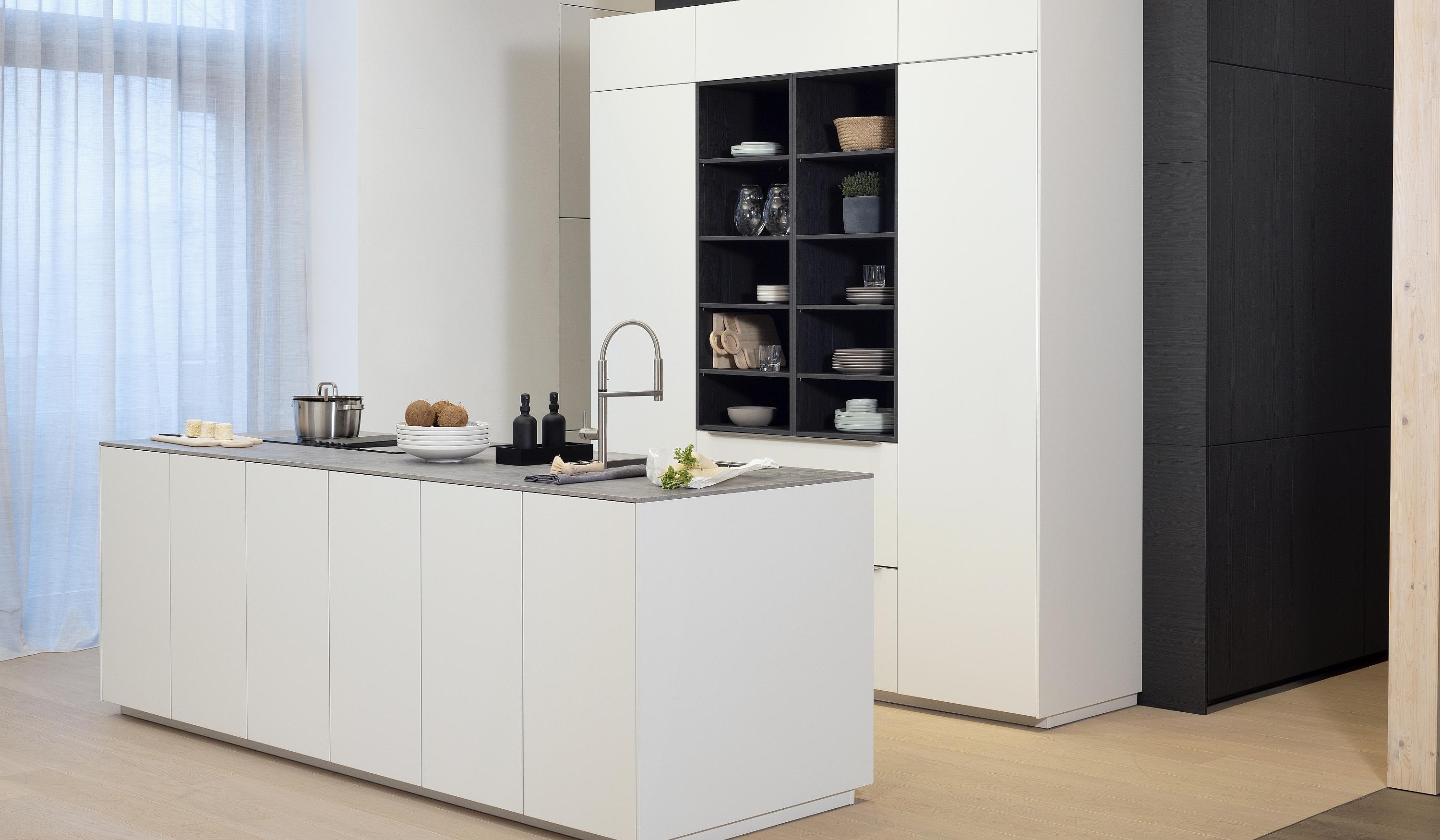 weiße Apartmentküche Inselküche Hochschrank mit offenem Regal integriert