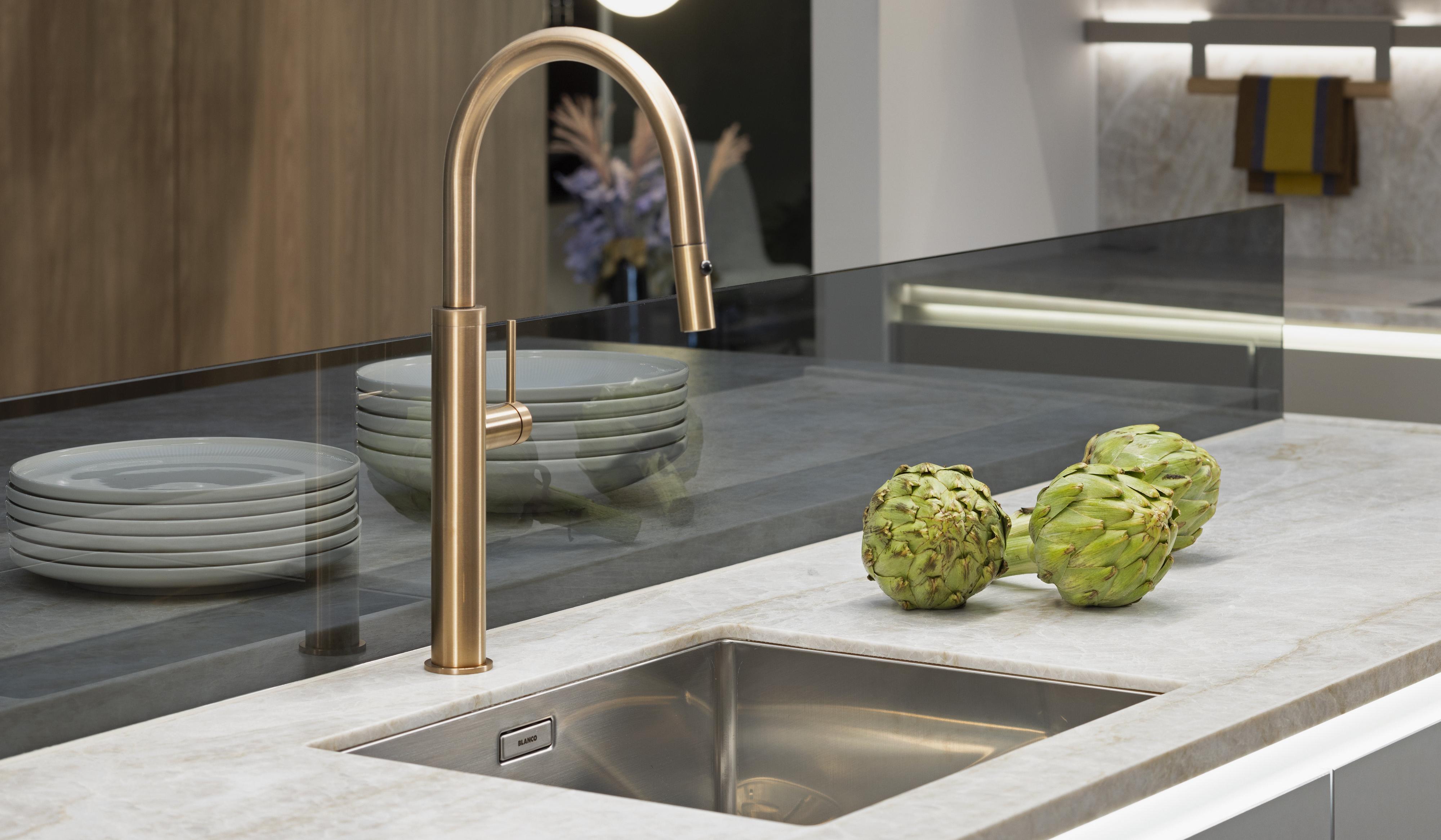 LEICHT Küchenspüle dünne Steinarbeitsplatte Marmor-Optik Neolith Kupfer-farbene Armatur