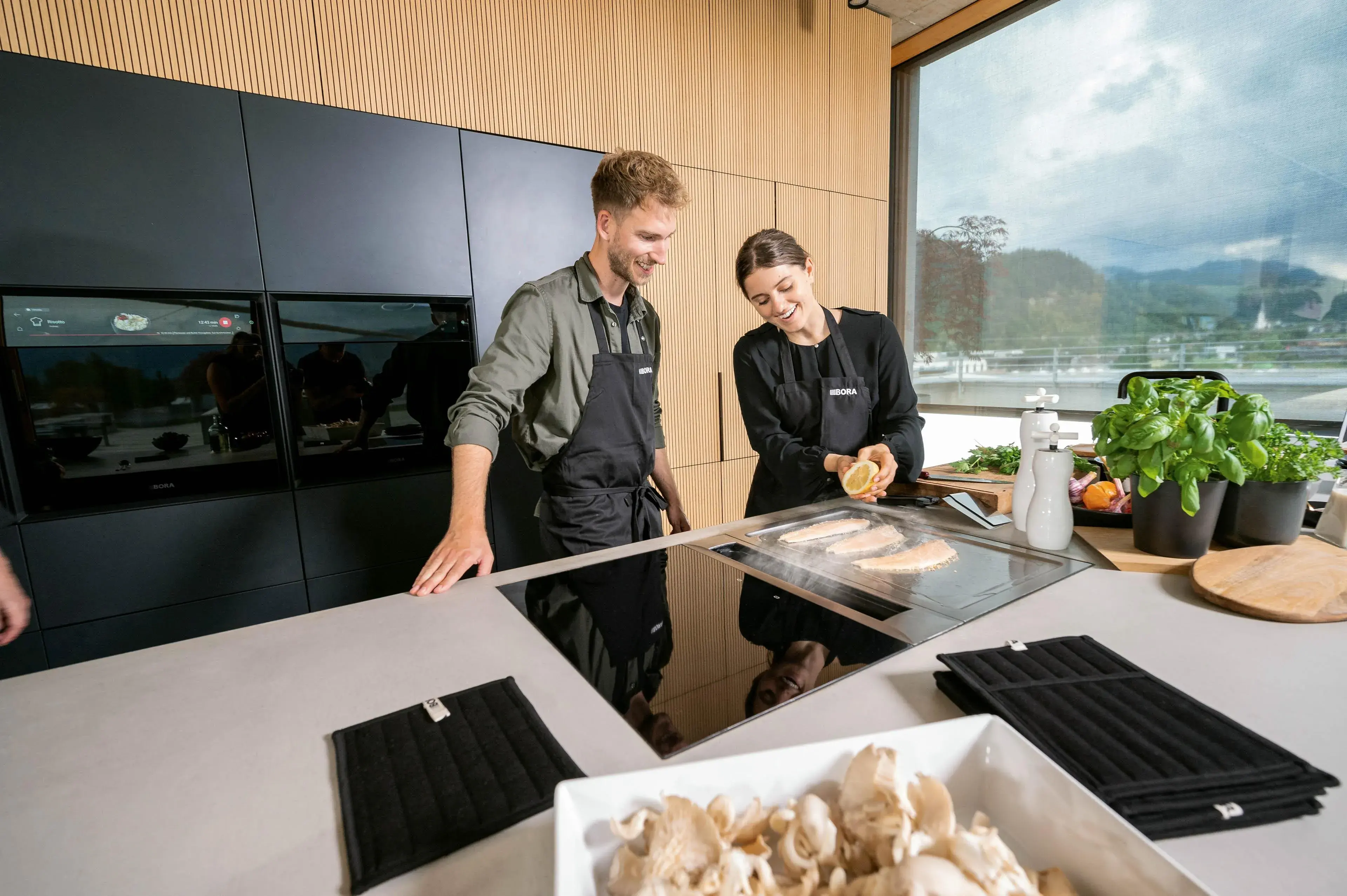 2 Person an der Kücheninsel