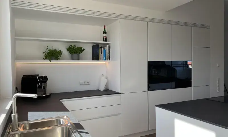 weißer Küchenraum